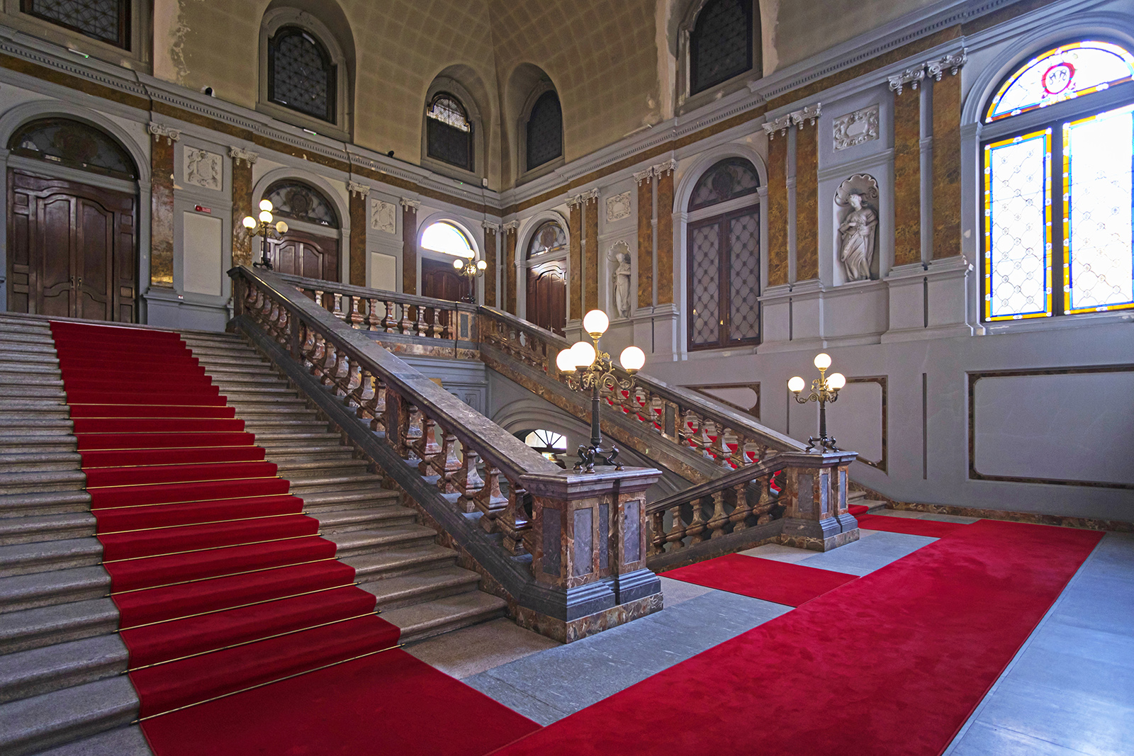 Lo scalone monumentale, vista dal pianerottolo tra la prima rampa e la coppia successiva (© ph. Roberto Morelli, Ministero della Cultura, 2025)